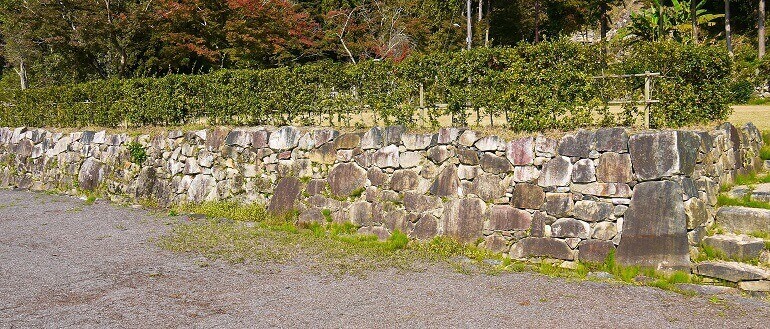 安土城、大手東側上段郭南面石垣、立石