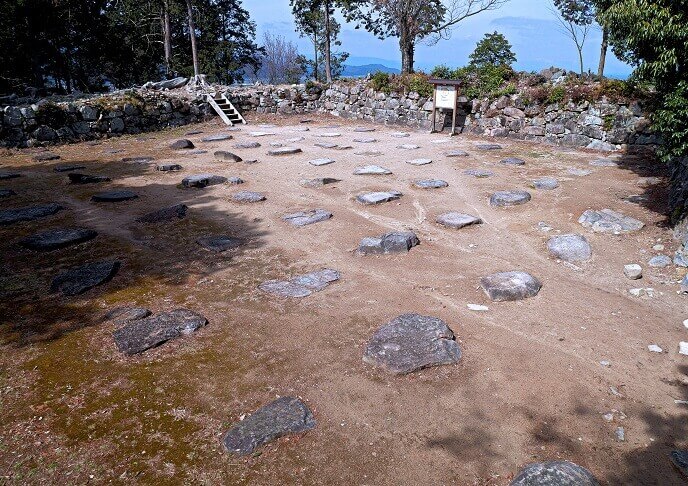 安土城、天守台、穴蔵内部、礎石