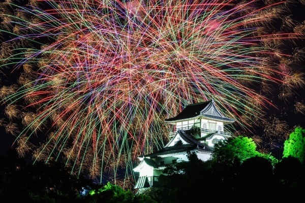 日本の夏を彩る風物詩 お城と一緒に楽しめる花火大会10選