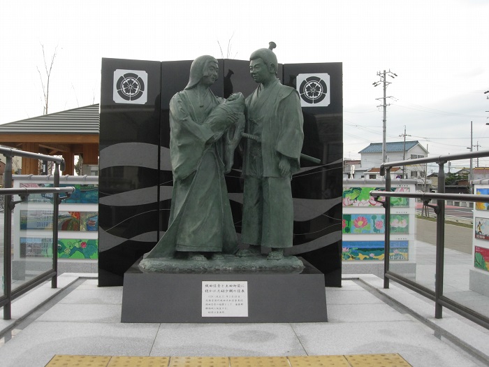 勝幡駅前の織田信秀・土田御前・信長像