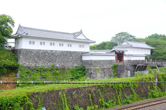 お城の現場より 発掘 復元の最前線 山形城 本丸跡に埋まっていた最上氏時代の大量の金箔瓦