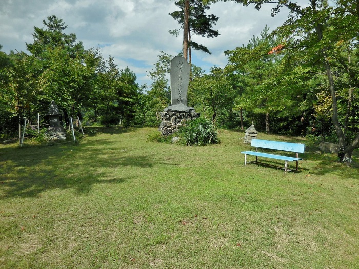 米山城村上義清公之碑