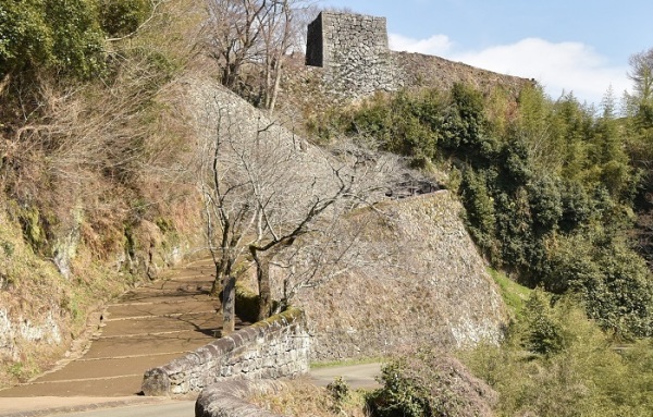 日本100名城・岡城】曲線のデザインや石垣群に魅了される全国屈指の山城] - 城びと