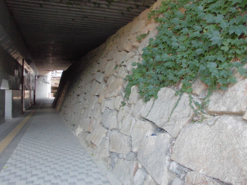 ガード下の三原城石垣