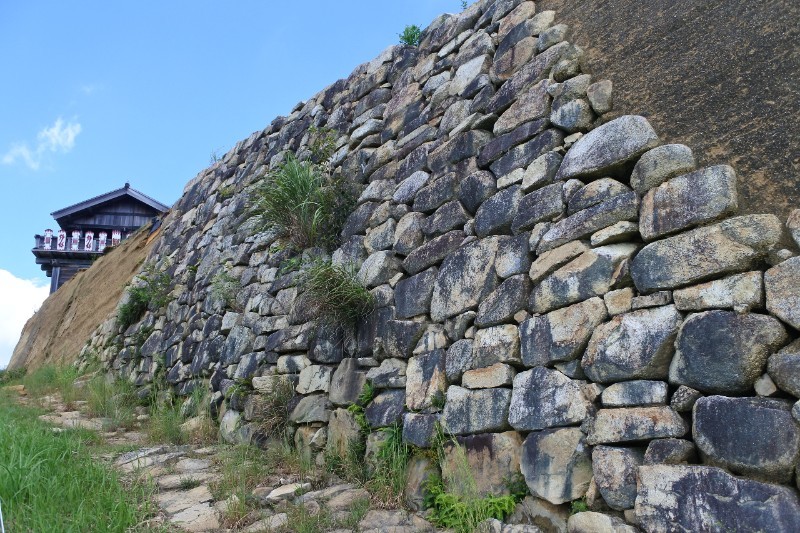 鬼ノ城、石垣と敷石