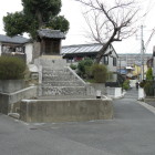 清水町門。祠が建っているのが土塁。