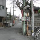 東町門。祠のある小高い場所が土塁。