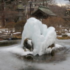 思いがけず芸術鑑賞。噴水が凍ってる。