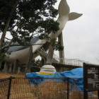 麓にあった水族館の名残の鯨。もはや遺構。