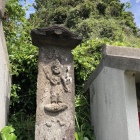 麓の庚申塔から城を望む