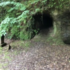 抜け穴。山の上の本郭に続いていたそう。