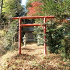 土塁上にある神田稲荷神社