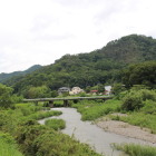 南西から見た唐沢山。手前は秋山川。