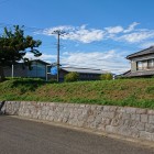 現在も残る土塁、石碑も建っています