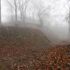 霧から姿を現した荒戸城