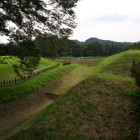 三の曲輪(右)と二の曲輪(左)を隔てる畝のある空堀