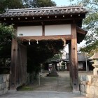 膳所神社南門。どこの城門か不明ながら、軒丸瓦には城主本多家の立葵紋