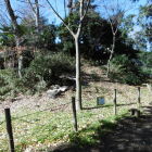 三芳野神社内にある土塁跡