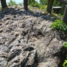 旗立岩にはよく見ると穴が空いてます