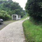 神社の脇道を進むとスタンプ小屋まで車で