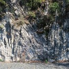 山麓の信長公居館の庭園跡。巨大な岩盤を背景とする