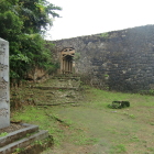 城址の石碑と正面