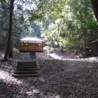 白山神社左側に登城口