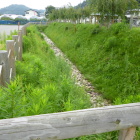 麓の駐車場脇にあった復元水堀跡