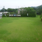 土塁から見た主郭跡。奥が牛舎。