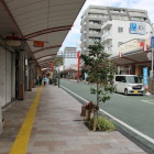 浅間通りの商店街。この先に浅間神社があり、その先に賤機山城。