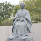 城内の篤姫像