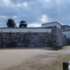 復元された石垣と土塀