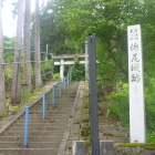 諏訪神社入口の城址碑