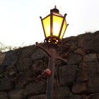 石垣前の街灯に大きな天道虫の装飾