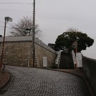 神奈川駅西の段丘上に位置します