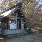 高尾天神社、奥が登城口