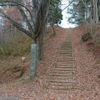 石碑と本丸への石段