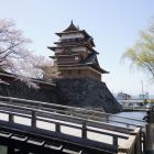 天守と冠木橋