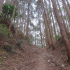 松永屋敷跡を東に登ったところ