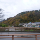 城下から見た城山。手前は熊原川。