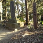 飯綱曲輪。奥に神社。