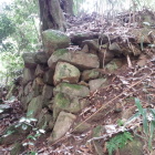 登山道脇の石垣。宮部時代のものか。