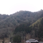 利神城遠景。下の建物は智頭急行平福駅。