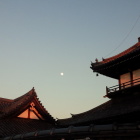 称名寺と薄暮の月。