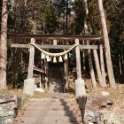 登城口の諏訪神社