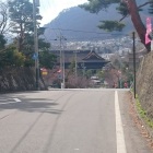 神社前の道路も堀切の跡か？