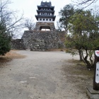 本丸。変わった形の天守閣は日本最古の模擬天守。