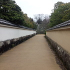 好古園の町割り。奥に姫路城の石垣が。