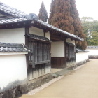 園内の長屋門。
