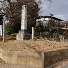守谷小学校近くに建つ石碑と説明板